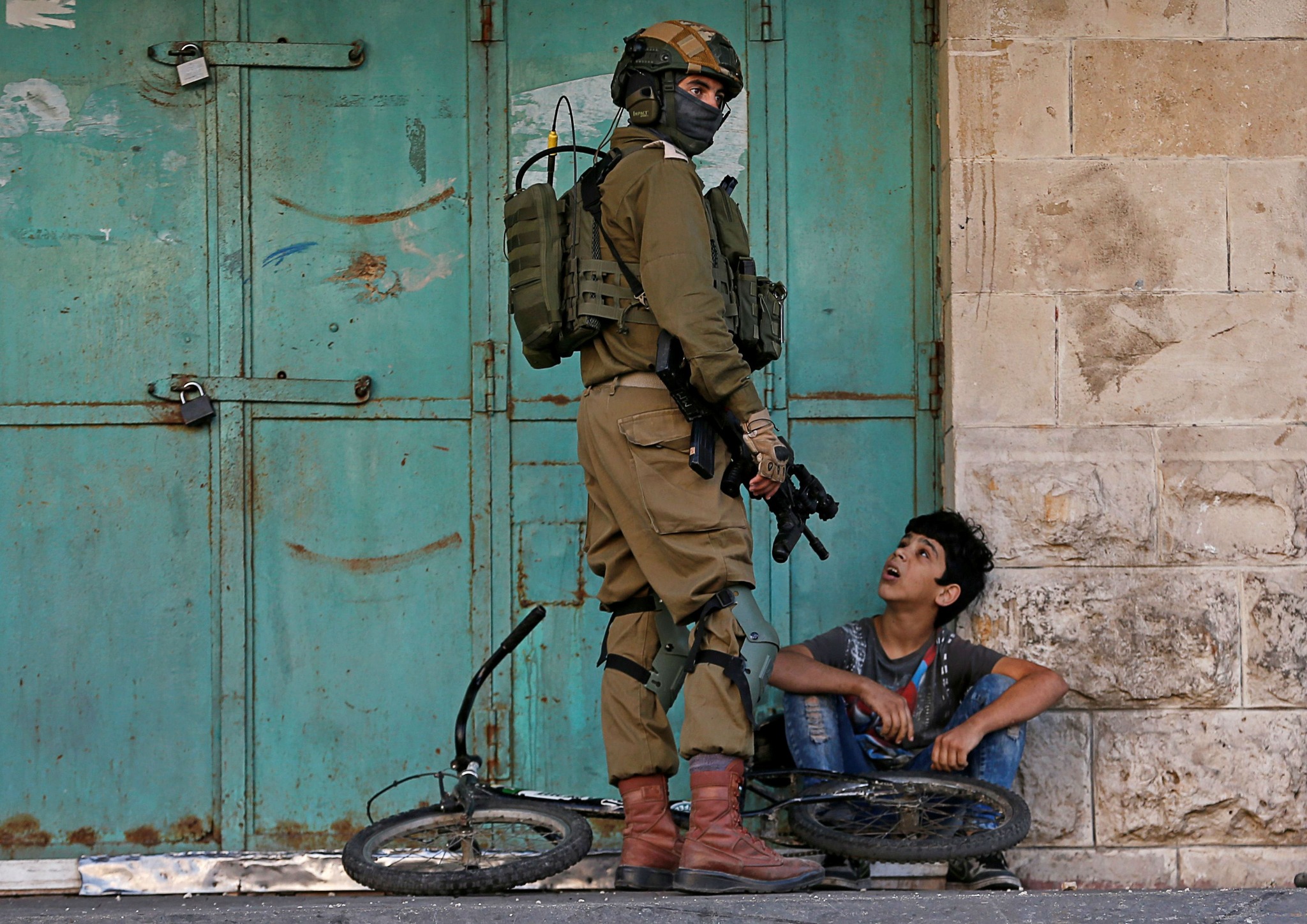 Israel soldaat en jongen